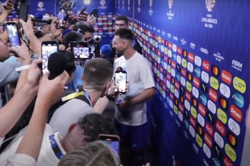 Messi desata la locura en la zona mixta y todos los periodistas quieren sus palabras