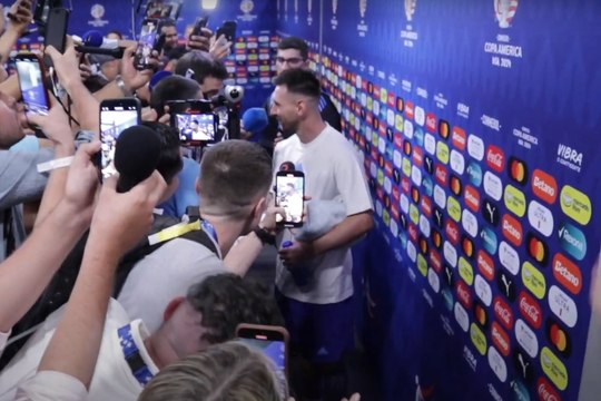 Messi desata la locura en la zona mixta y todos los periodistas quieren sus palabras