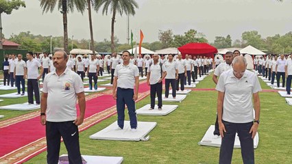 दिल्ली में BSF जवानों, अधिकारियों ने किया योगा, BSF डीजी ने कहा- योग से दूर होता है तनाव