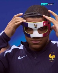 Kylian Mbappe arrive masqué aux couleurs de l'équipe de france