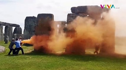 Monumen Stonehenge Bermandikan Oranye Buntut Protes Aktivis