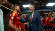 Felipe VI felicita en los vestuarios a la selección tras su victoria ante Italia