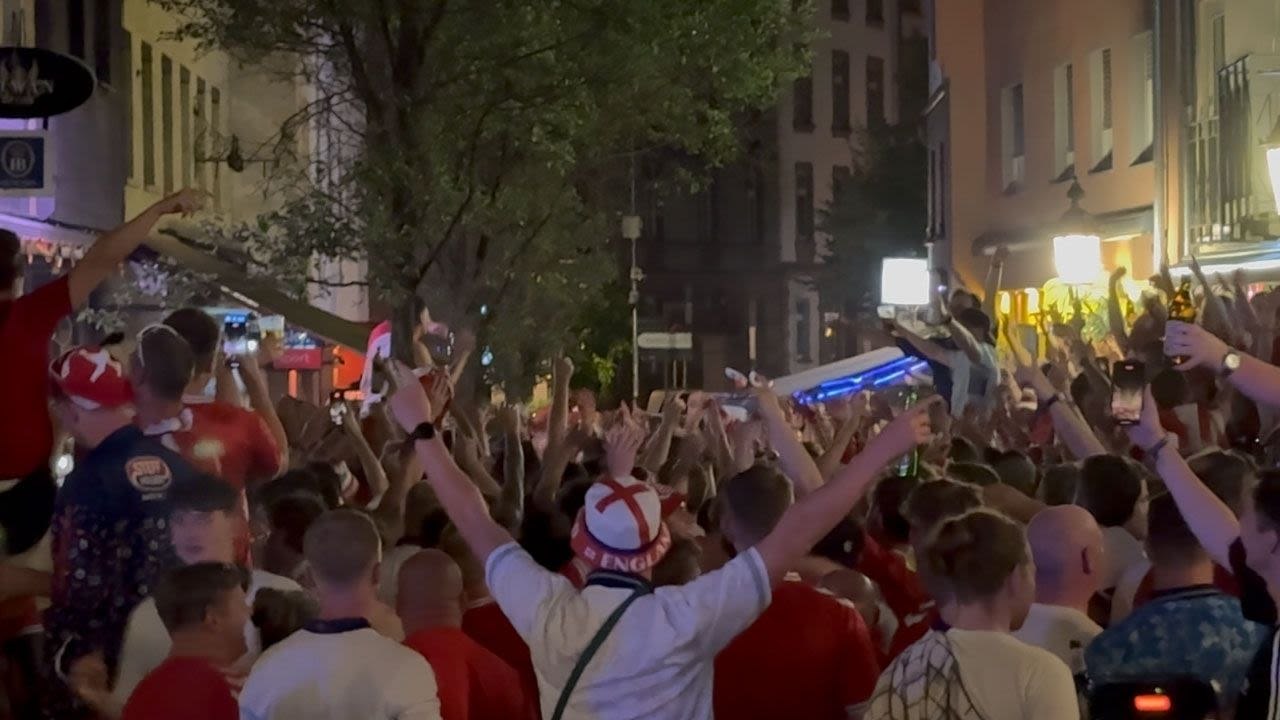 'Country Roads, Take Me Home': Fans aus England und Dänemark feiern laut und textsicher