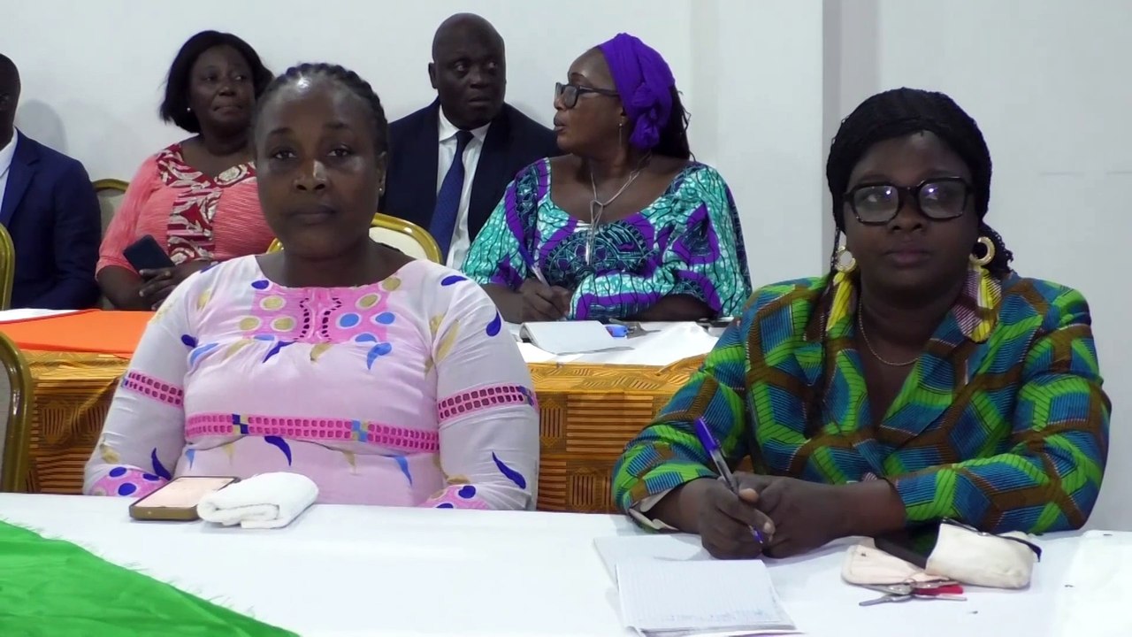 La ministre d’Etat, Anne Ouloto visite le centre d’éducation à distance de Côte d’Ivoire pour s’imprégner des conditions de formation