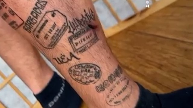 „Ich habe mir für £600 23 Tattoos stechen lassen, die Briefmarken aus allen Ländern zeigen, die ich besucht habe.”