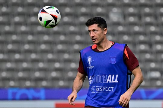 هل سيكون ليفاندوفسكي أساسياً في مباراة بولندا والنمسا؟