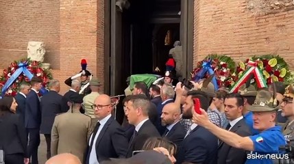 Funerali generale Graziano, l'ingresso del feretro con il tricolore