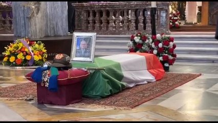 Funerali generale Graziano, l'ingresso del feretro con il tricolore