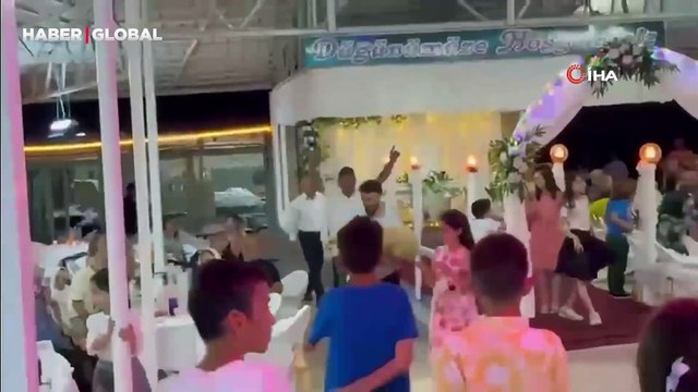 Güldüren anlar: Düğünde damada takı yerine koyun geldi