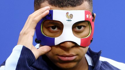Mbappé luce una máscara en el entrenamiento tras fracturarse la nariz en el primer partido de la Eurocopa