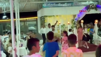 Hayvancılıkla uğraşan çifte düğünde koyun hediye etti