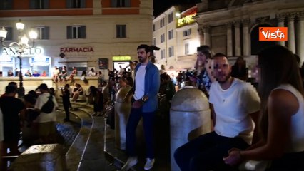 Vigilessa in divisa riceve la proposta di matrimonio a Fontana di Trevi tra gli applausi dei turisti