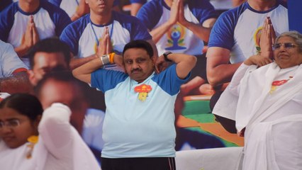 दिल्ली: लाल किला मैदान में हजारों लोगों ने किया योगा, BJP सांसद प्रवीन खंडेलवाल भी हुए शामिल