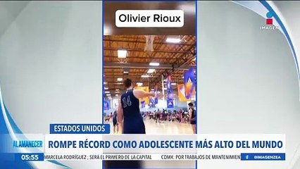 Jugador de baloncesto universitario mantiene el récord como el adolescente más alto del mundo