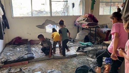 فلسطينيون يتفقدون الأضرار بعد قصف إسرائيلي على خان يونس