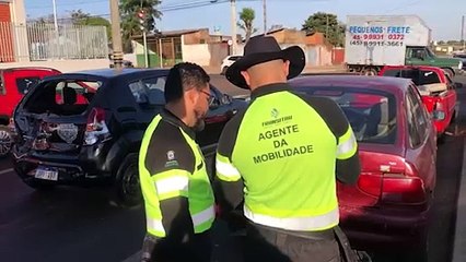 Colisão traseira envolve ônibus e três carros no Bairro Brasmadeira