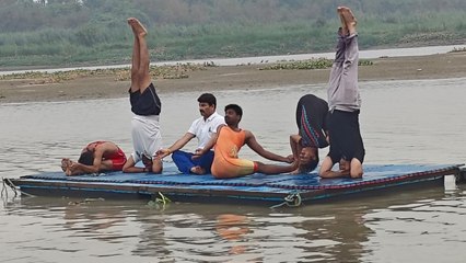 अंतरराष्ट्रीय योग दिवस पर मनोज तिवारी ने नाव पर किया योग