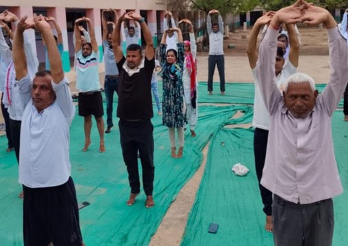 विश्व योग दिवस पर योगा की पाठशाला में लोगों ने सीखे व्यायाम के गुर....देखें यह वीडियो