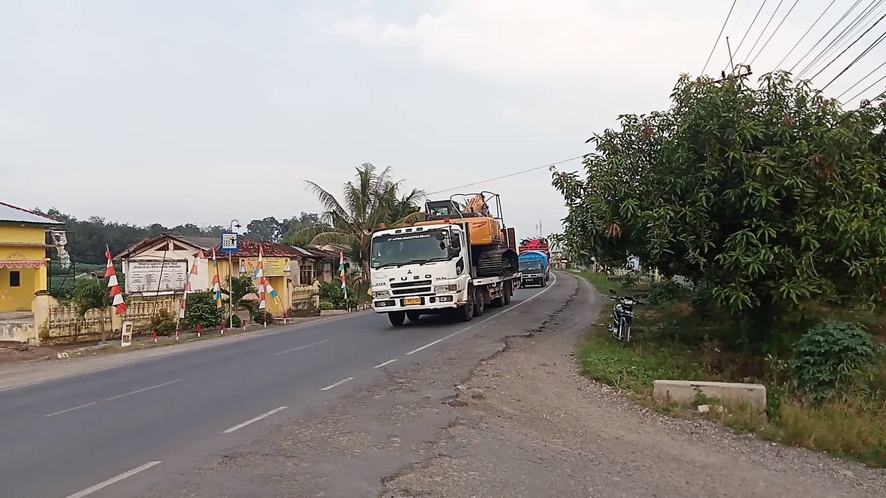 truk towing muatan excavator