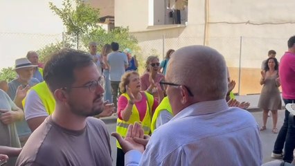 Miembros de la Plataforma de Afectados por las Hipotecas, este viernes, frenando el desahucio de Mariana en Aljucer.