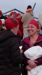 Tradicional mergulho de nudistas na Tasmânia bate recorde. As imagens 