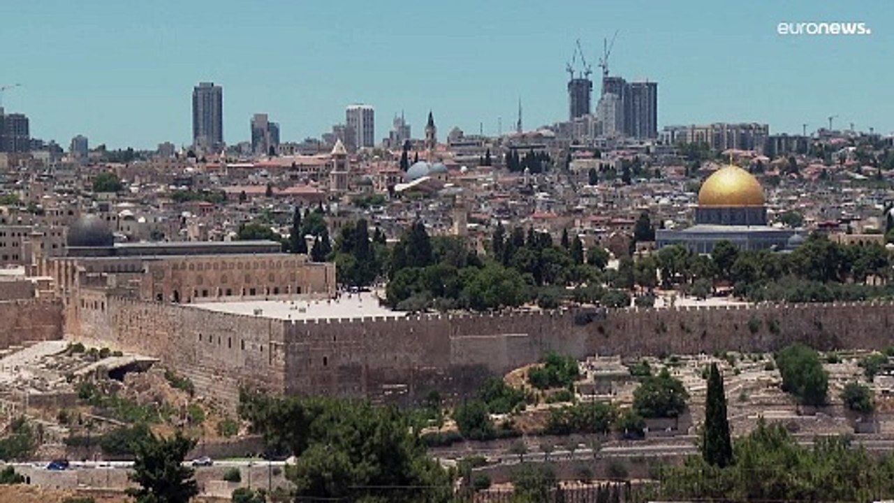 مئات المصلين يتوافدون إلى المسجد الأقصى لأداء أول صلاة جمعة بعد عيد الأضحى وسط استمرار الحرب على غزة