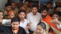 कानपुर: पेपर लीक के विरोध में छात्र संगठन का प्रदर्शन, डीएम कार्यालय में हुआ जमकर हंगामा