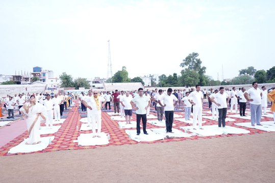 शारीरिक एवं मानसिक रूप से स्वस्थ रहने के लिए नियमित योग आवश्यक