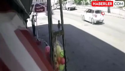 Başkentte otomobilin çarptığı çocuk yaralandı... Kaza anı kamerada