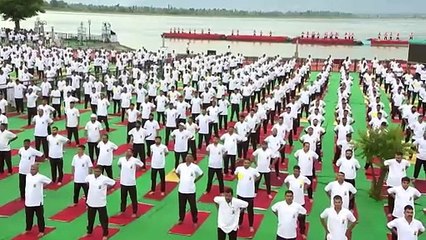 Yoga multitudinario en el día internacional de esta disciplina