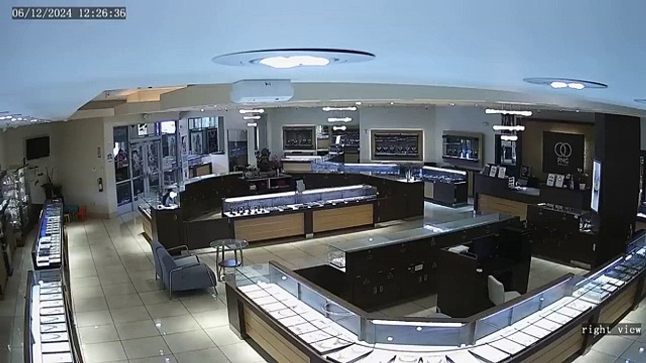 Grupo com mais de 20 ladrões esvaziou joalharia em 3 minutos