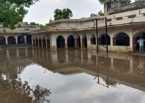 पौन घण्टे तेज बारिश से नाले-नालियों का पानी सडक़ पर फैला, कई परिसर लबालब....देखें यह वीडियो