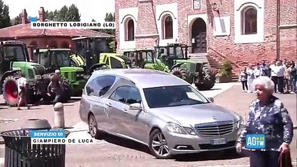 Funerali di Pierpaolo Bodini, schiacciato da un mezzo agricolo. La mamma: «State attenti»