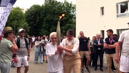 معمرة ومقاتلة في المقاومة الفرنسية في الحرب العالمية الثانية تحمل الشعلة الأولومبية في فرنسا