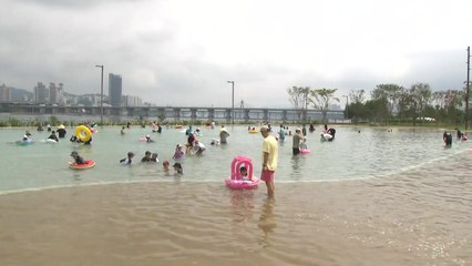 더위에 한강 물놀이장 '북적'..."도심 피서 떠나요!" / YTN