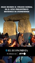 Miles reciben el verano boreal en el sitio prehistórico británico de Stonehenge