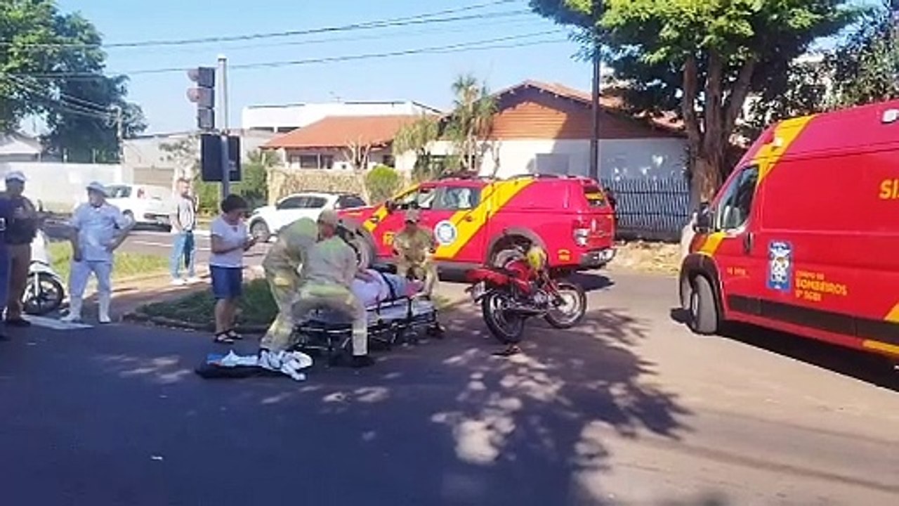 Motociclista é derrubado e sofre ferimentos após colisão em cruzamento da Av. Getúlio Vargas