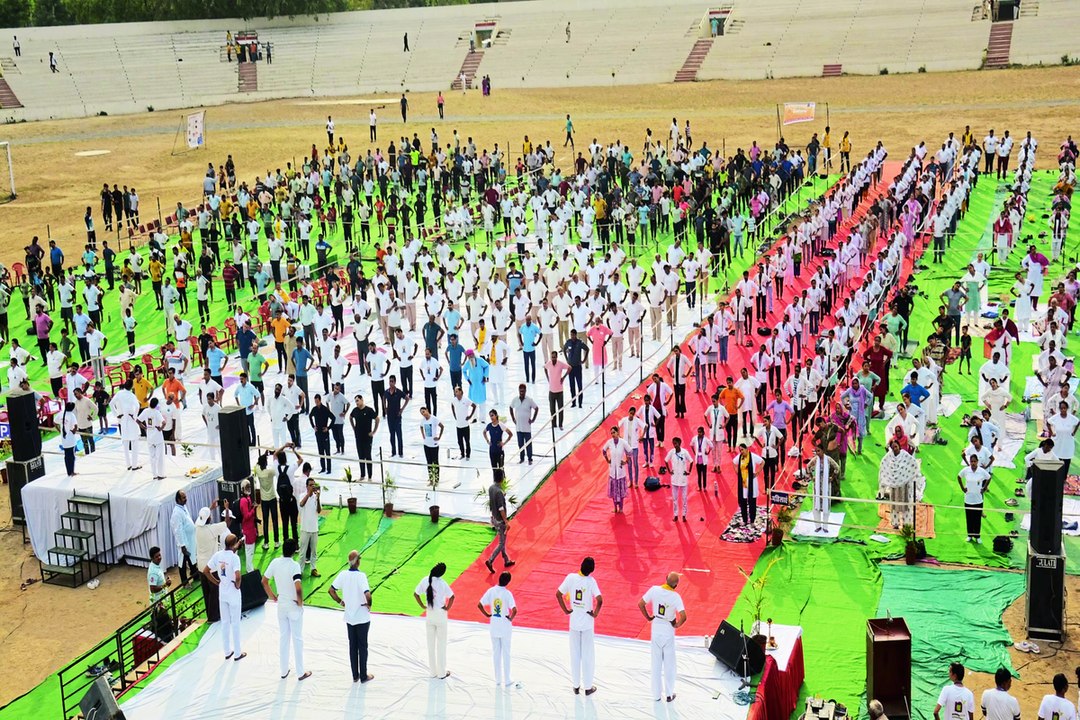 योगा की पाठशाला में सीखे गुर, स्वस्थ जीवन का समझा महत्व ... देखें वीडियो ...