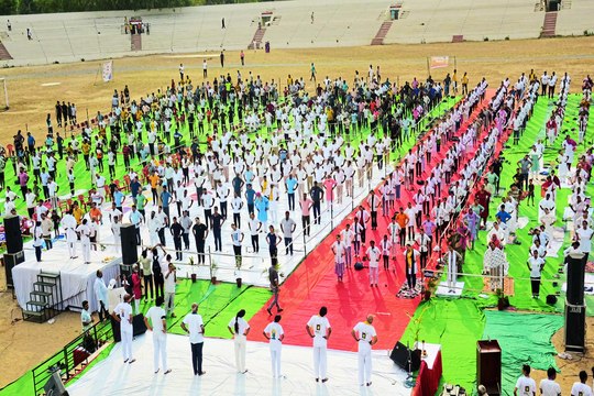 योगा की पाठशाला में सीखे गुर, स्वस्थ जीवन का समझा महत्व ... देखें वीडियो ...
