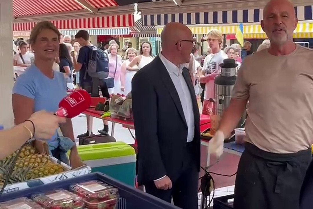 Eric Ciotti en campagne sur le cours Saleya à Nice.
