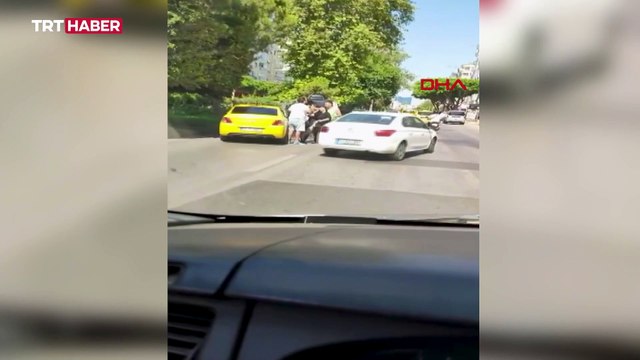 Husumetlileri önünü kesince bindiği taksiyi kaçırdı