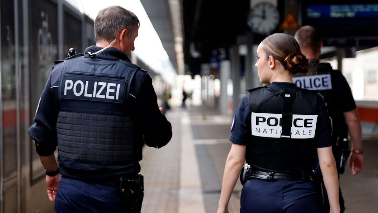 Dans le train vers Leipzig avec la brigade franco-allemande qui surveille les supporters des Bleus
