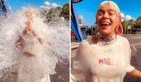 Karol G se muestra con camiseta blanca totalmente mojada por culpa de reto viral de TikTok