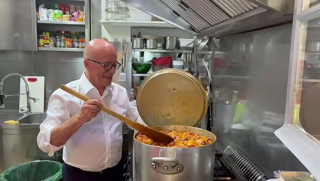 Eric Ciotti en campagne à Nice, en cuisine, chez les boulistes.