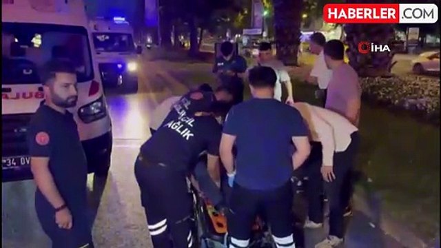 Fatih'te motosiklet, yolun karşısına geçmeye çalışan kadına çarptı: 3 yaralı