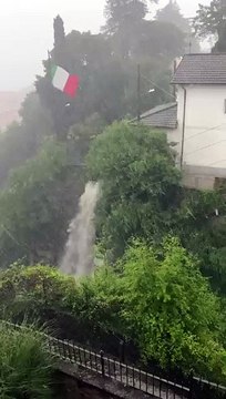 Diluvio a Lecco, allagamenti e frane: decine gli interventi dei vigili del fuoco in corso