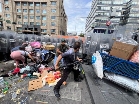 Trifulca entre comerciantes ambulantes y policías en la CDMX