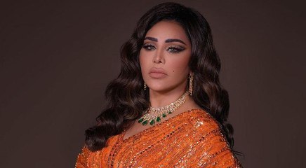 أحلام بـ جبيرة في ذراعها على المسرح بعد تعرضها للكسر