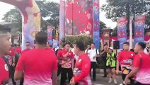 Melihat Parade Kostum Unik pada Fun Walk HUT Ke-78 Bhayangkara di Jakarta Selatan