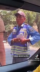 ¡VERGÜENZA! Exponen a Policías de Tránsito extorsionando a extranjeros